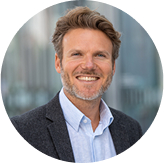 Prof. Dr. Oscar A. Stolper + ' ' + Führender Forscher für Behavioral Finance – erklärt, wie Anlegerentscheidungen funktionieren und wie Berater Verhalten positiv beeinflussen können.